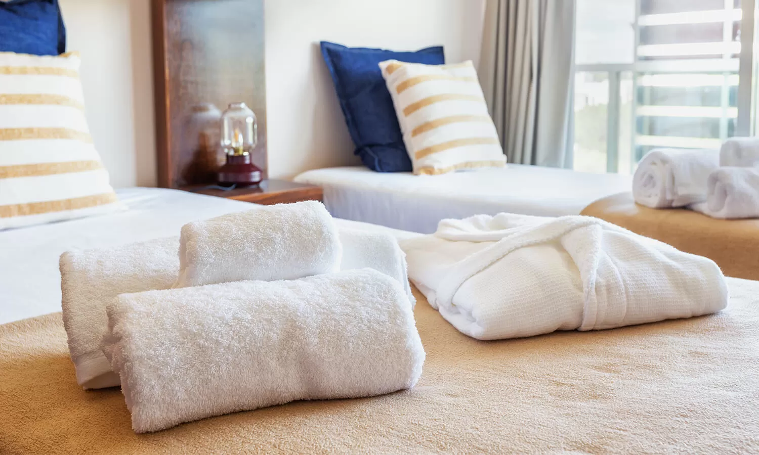 Otelcilikte Konforun Simgesi: Buklet Havlu ve Bornozlar